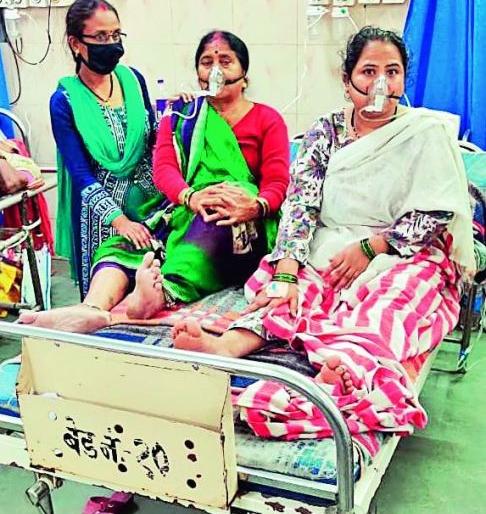 Two corona patients on one bed in Nagpur; Administration is weak | नागपुरात एका बेडवर दोन कोरोना रुग्ण; प्रशासन हतबल Two corona patients on one bed in Nagpur; Administration is weak | नागपुरात एका बेडवर दोन कोरोना रुग्ण; प्रशासन हतबल
