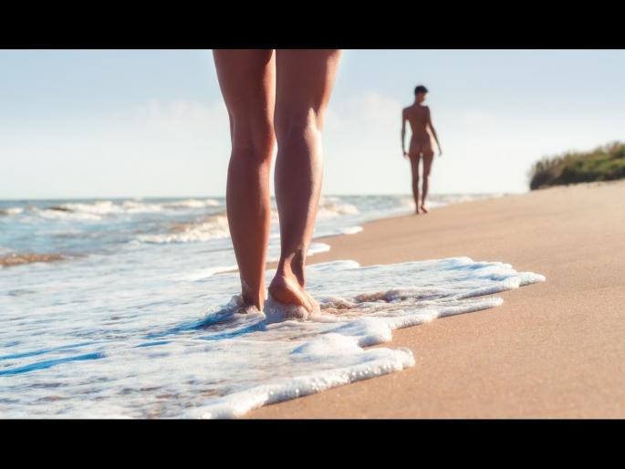 Place in the world where it is prohibited to go wearing clothes | एक असं टूरिस्ट डेस्टिनेशन जिथे न्यूड होऊन फिरतात लोक, कशाचीही नसते बंदी! Place in the world where it is prohibited to go wearing clothes | एक असं टूरिस्ट डेस्टिनेशन जिथे न्यूड होऊन फिरतात लोक, कशाचीही नसते बंदी!