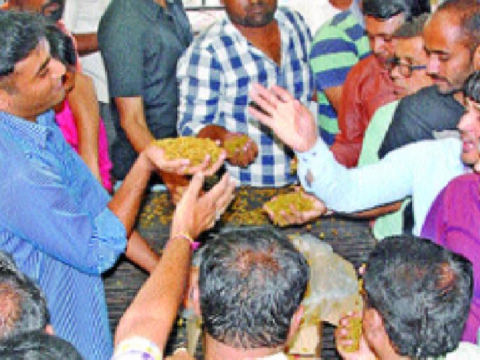 Moves to shift currant deals in Sangli to Sawali, Traders protested along with Swabhimani Shetkari Saghtana | सांगलीतील बेदाणा सौदे सावळीला हलविण्याच्या हालचाली, स्वाभिमानी शेतकरी संघटनेसह व्यापाऱ्यांनी केला विरोध 