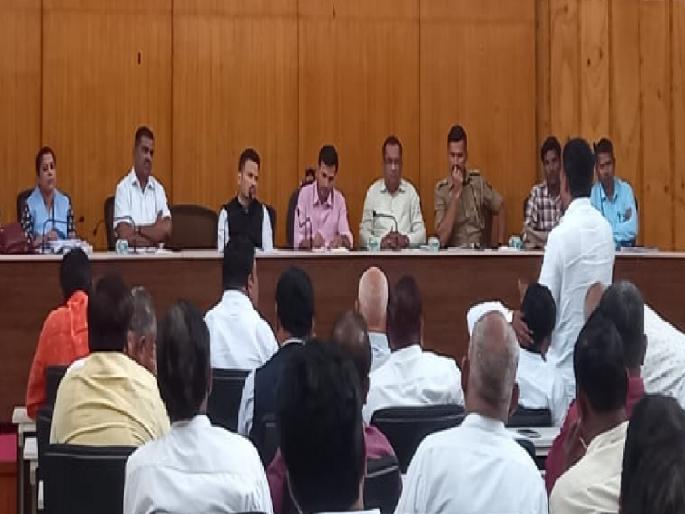 Boycott of Ambedkar group on hearing in Bedg case, knowing that inquiry committee sided with 183 villagers | Sangli: बेडगप्रकरणी सुनावणीवर आंबेडकर गटाचा बहिष्कार, चौकशी समितीने १८३ ग्रामस्थांची बाजू घेतली जाणून Boycott of Ambedkar group on hearing in Bedg case, knowing that inquiry committee sided with 183 villagers | Sangli: बेडगप्रकरणी सुनावणीवर आंबेडकर गटाचा बहिष्कार, चौकशी समितीने १८३ ग्रामस्थांची बाजू घेतली जाणून