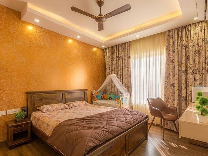 When the husband and wife were on the bed, the police entered the room, there was a commotion, finally... | पती-पत्नी बेडवर असताना खोलीत घुसले पोलीस, उडाला गोंधळ, अखेर... When the husband and wife were on the bed, the police entered the room, there was a commotion, finally... | पती-पत्नी बेडवर असताना खोलीत घुसले पोलीस, उडाला गोंधळ, अखेर...