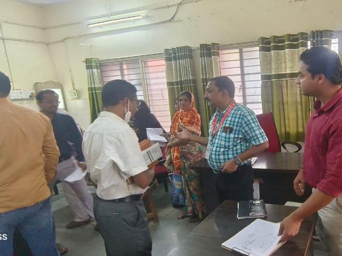 Beed District Hospital Service Sick; 10 doctors are absent in OPD | बीड जिल्हा रूग्णालयाची सेवा आजारी; एक-दोन नव्हे तर तब्बल तब्बल १० डॉक्टर ओपीडीत गैरहजर Beed District Hospital Service Sick; 10 doctors are absent in OPD | बीड जिल्हा रूग्णालयाची सेवा आजारी; एक-दोन नव्हे तर तब्बल तब्बल १० डॉक्टर ओपीडीत गैरहजर