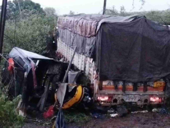 Four vehicles collided on the bypass; Two killed, five injured, incident on Beed Bypass | भीषण! चार वाहने एकमेकांवर धडकली; दोन जण मृत्यूमुखी, पाच जखमी, बीड बायपासवरील घटना Four vehicles collided on the bypass; Two killed, five injured, incident on Beed Bypass | भीषण! चार वाहने एकमेकांवर धडकली; दोन जण मृत्यूमुखी, पाच जखमी, बीड बायपासवरील घटना