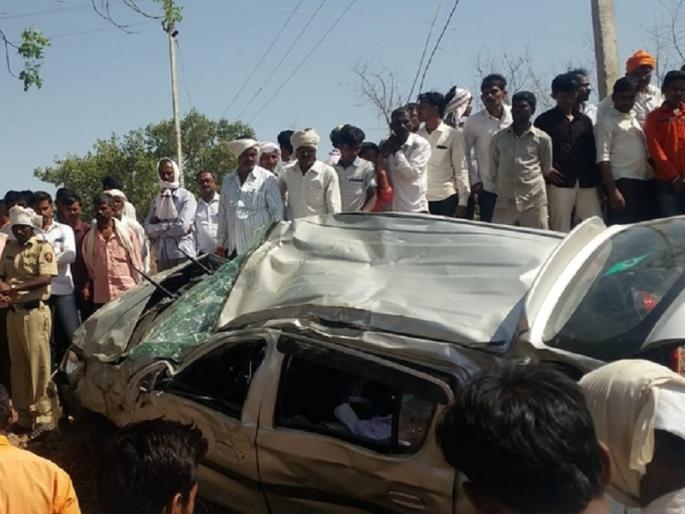 Nanded's Pandey couple killed in a car accident in Beed | बीडमधील कार अपघातात नांदेडचे पांडे दाम्पत्य ठार Nanded's Pandey couple killed in a car accident in Beed | बीडमधील कार अपघातात नांदेडचे पांडे दाम्पत्य ठार