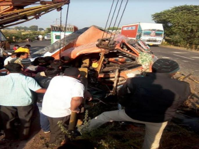 Bid bypass on the container bridge, and won it in a life-threatening race | बीड बायपासवर भरधाव कंटेनर पुलाला धडकला अन् जीवनमृत्यूच्या रेसमध्ये तो जिंकला Bid bypass on the container bridge, and won it in a life-threatening race | बीड बायपासवर भरधाव कंटेनर पुलाला धडकला अन् जीवनमृत्यूच्या रेसमध्ये तो जिंकला
