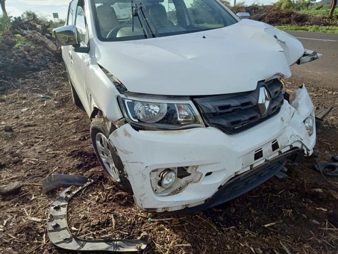 Amalner's police and medical officer's car crashed; both are safe | अंमळनेरच्या पोलीस व वैद्यकीय अधिकाऱ्यांच्या कारला अपघात; बालंबाल बचावले Amalner's police and medical officer's car crashed; both are safe | अंमळनेरच्या पोलीस व वैद्यकीय अधिकाऱ्यांच्या कारला अपघात; बालंबाल बचावले