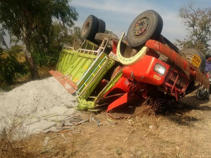 The driver killed on the spot in ash loaded trucks accident near ambajogai | अंबाजोगाईनजीक राखेची वाहतूक करणारा ट्रक उलटला; चालक जागीच ठार The driver killed on the spot in ash loaded trucks accident near ambajogai | अंबाजोगाईनजीक राखेची वाहतूक करणारा ट्रक उलटला; चालक जागीच ठार