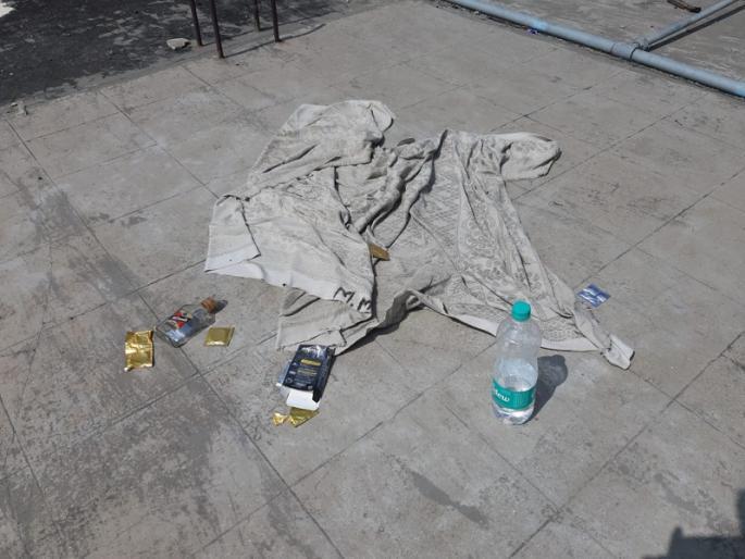 Sexual activity on the roof of District Hospital: Three days have been uprooted but no action is taken on them | बीड जिल्हा रूग्णालयाच्या छतावर आंबट चाळे : तीन दिवस उलटले तरी मजनुंवर कारवाई नाही Sexual activity on the roof of District Hospital: Three days have been uprooted but no action is taken on them | बीड जिल्हा रूग्णालयाच्या छतावर आंबट चाळे : तीन दिवस उलटले तरी मजनुंवर कारवाई नाही