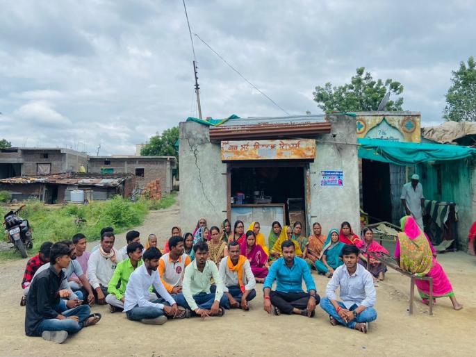 Beed: Police ignore complaint, then women sit in front of shops demanding liquor ban | Beed: तक्रार देऊनही पोलिसांचे दुर्लक्ष, मग दारूबंदीसाठी दुकानासमोरच महिलांचा ठिय्या