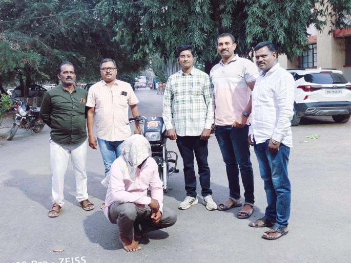 stolen bike was sold there and caught by the police | जेथून चोरली दुचाकी, तेथेच विक्रीला आला अन् पोलिसांनी पकडला stolen bike was sold there and caught by the police | जेथून चोरली दुचाकी, तेथेच विक्रीला आला अन् पोलिसांनी पकडला