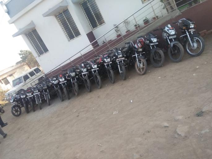 Beed's thefts 'Enjoy' in Pune, Mumbai, on the money received from stolen bikes | बीडच्या चोरट्यांची चोरीच्या दुचाकी विकून मिळालेल्या पैशांवर पुणे, मुंबईत ‘ऐश’ Beed's thefts 'Enjoy' in Pune, Mumbai, on the money received from stolen bikes | बीडच्या चोरट्यांची चोरीच्या दुचाकी विकून मिळालेल्या पैशांवर पुणे, मुंबईत ‘ऐश’