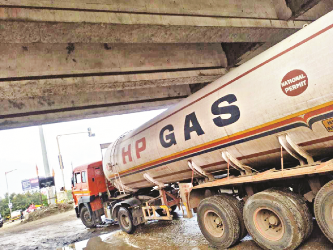 Confusion over the height of the flyover on Beed Bypass! One bridge will be open by January 15 | बीड बायपासवरील उड्डाणपुलांच्या उंचीवरून संभ्रम! एक पूल १५ जानेवारीपर्यंत खुला होणार Confusion over the height of the flyover on Beed Bypass! One bridge will be open by January 15 | बीड बायपासवरील उड्डाणपुलांच्या उंचीवरून संभ्रम! एक पूल १५ जानेवारीपर्यंत खुला होणार