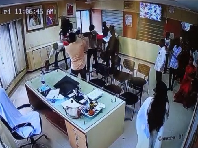 MNS agitation in Beed municipality; Vandalism of Chief Officer's cabin for road | Video: बीड पालिकेत मनसेचा राडा; रस्त्यासाठी मुख्याधिकाऱ्यांच्या कॅबीनमध्ये तोडफोड MNS agitation in Beed municipality; Vandalism of Chief Officer's cabin for road | Video: बीड पालिकेत मनसेचा राडा; रस्त्यासाठी मुख्याधिकाऱ्यांच्या कॅबीनमध्ये तोडफोड