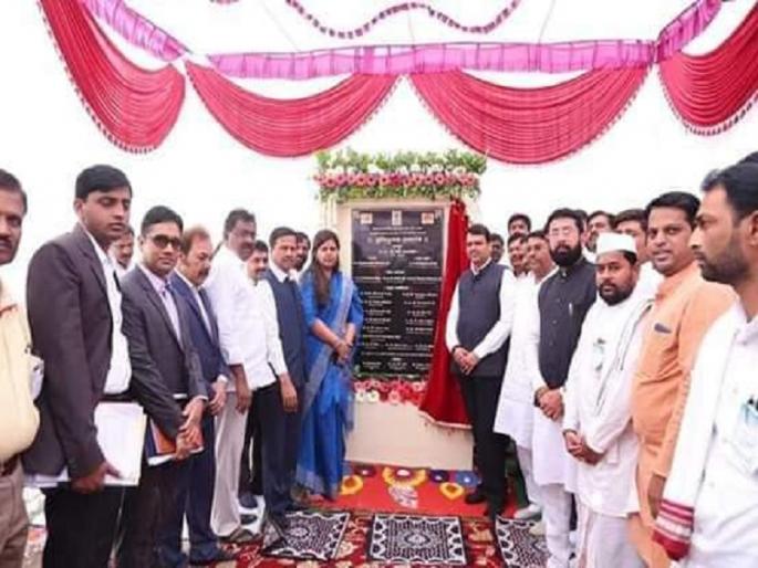 Chief Minister's appreciation to Beed's Health Department | बीडच्या आरोग्य विभागाचे मुख्यमंत्र्यांकडून कौतुक; माता, बाल रूग्णालयाचे केले भूमिपुजन Chief Minister's appreciation to Beed's Health Department | बीडच्या आरोग्य विभागाचे मुख्यमंत्र्यांकडून कौतुक; माता, बाल रूग्णालयाचे केले भूमिपुजन