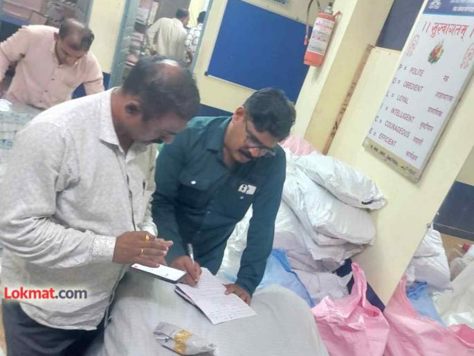 Gutkha worth one and a half lakhs seized in Ambajogai; Both were taken into custody by the police | अंबाजोगाईत साडे दहा लाखांचा गुटखा पकडला; शहर पोलीस ठाण्यात गुन्हा दाखल; दोघे ताब्यात Gutkha worth one and a half lakhs seized in Ambajogai; Both were taken into custody by the police | अंबाजोगाईत साडे दहा लाखांचा गुटखा पकडला; शहर पोलीस ठाण्यात गुन्हा दाखल; दोघे ताब्यात