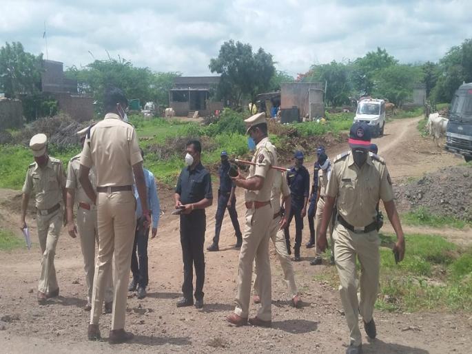 One of the robbers was beaten to death by a mob | चोरट्यांच्या टोळीवर जमावाचा हल्ला; मारहाणीत एकाचा मृत्यू One of the robbers was beaten to death by a mob | चोरट्यांच्या टोळीवर जमावाचा हल्ला; मारहाणीत एकाचा मृत्यू