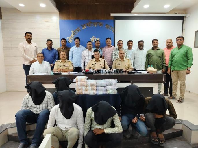 51 lakhs looted from cotton trader in Beed, police recovers 41 lakhs in 10 days, looting gang shackled | बीडमध्ये कापूस व्यापाऱ्याचे ५१ लाख लुटले, पोलिसांनी १० दिवसांत ४१ लाख परत मिळवले, लुटणाऱ्या टोळीला ठोकल्या बेड्या