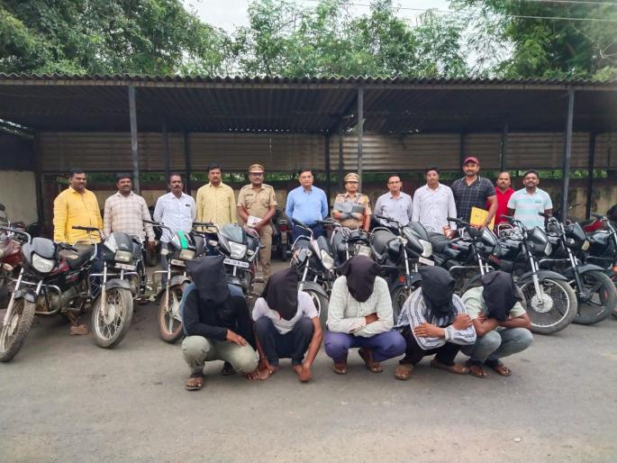 friends turned into two wheeler thieves five arrested and 12 two wheelers seized | दारू लयी बेक्कार; मित्रांना बनविले दुचाकीचोर, पाच चोरट्यांना बेड्या ठोकून १२ दुचाकी जप्त friends turned into two wheeler thieves five arrested and 12 two wheelers seized | दारू लयी बेक्कार; मित्रांना बनविले दुचाकीचोर, पाच चोरट्यांना बेड्या ठोकून १२ दुचाकी जप्त