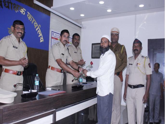 Beed police returns 8 lakhs issues to owner in a Police Unnati Day program | बीडमध्ये पोलीस उन्नती दिनानिमित्त फिर्यादींना ८ लाखांचा मुद्देमाल सन्मानपूर्वक परत