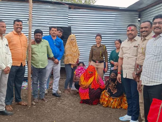 Second operation in Beed in 24 hours; Five women were rescued by a raid in Kuntankhanyar | बीडमध्ये २४ तासांत दुसरी कारवाई; कुंटणखान्यार छापा टाकून पाच महिलांची सुटका Second operation in Beed in 24 hours; Five women were rescued by a raid in Kuntankhanyar | बीडमध्ये २४ तासांत दुसरी कारवाई; कुंटणखान्यार छापा टाकून पाच महिलांची सुटका