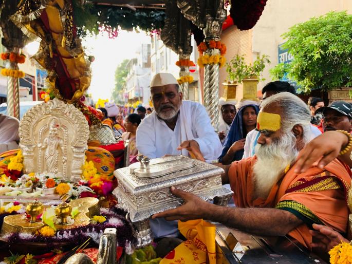 Departure of 'Adishakti to Pandharpur' from Beed after two days stay | दोन दिवसांच्या मुक्कामानंतर बीडहून 'आदिशक्तींचे पंढरपूरकडे' प्रस्थान Departure of 'Adishakti to Pandharpur' from Beed after two days stay | दोन दिवसांच्या मुक्कामानंतर बीडहून 'आदिशक्तींचे पंढरपूरकडे' प्रस्थान