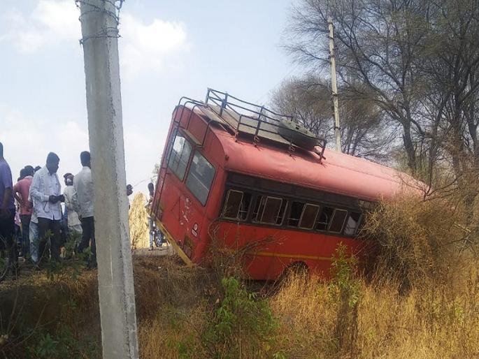 Election employees bus accident in Beed; 50 employees are safe | बीडमध्ये निवडणुक कामासाठी जाणाऱ्या कर्मचाऱ्यांच्या बसला अपघात; ५० कर्मचारी बालंबाल बचावले Election employees bus accident in Beed; 50 employees are safe | बीडमध्ये निवडणुक कामासाठी जाणाऱ्या कर्मचाऱ्यांच्या बसला अपघात; ५० कर्मचारी बालंबाल बचावले