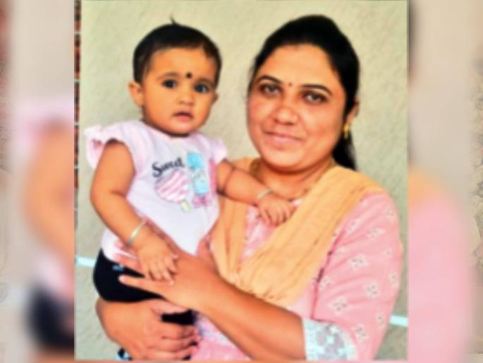 mother on duty eleven month old by the lake duty canceled by election department | आई ड्युटीवर, अकरा महिन्यांची लेक कडेवर; निवडणूक विभागाने ड्युटी केली रद्द mother on duty eleven month old by the lake duty canceled by election department | आई ड्युटीवर, अकरा महिन्यांची लेक कडेवर; निवडणूक विभागाने ड्युटी केली रद्द