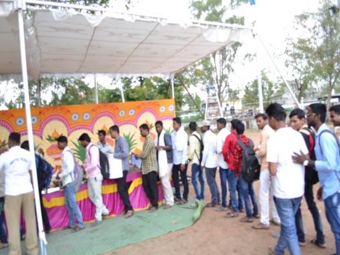 Beed Police have urged to provide jobs to the unemployed | बेरोजगारांना रोजगार देण्यासाठी सरसावले बीड पोलीस Beed Police have urged to provide jobs to the unemployed | बेरोजगारांना रोजगार देण्यासाठी सरसावले बीड पोलीस