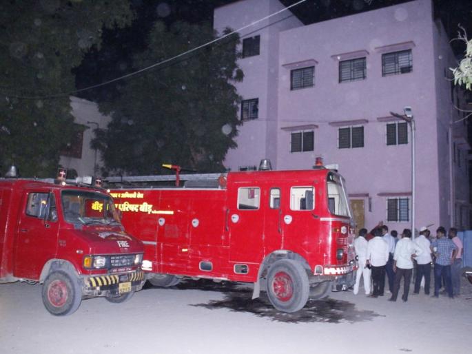 fire at district hospitals record room in beed | जिल्हा रूग्णालयाच्या रेकॉर्ड रूमला आग; कागदपत्रं खाक fire at district hospitals record room in beed | जिल्हा रूग्णालयाच्या रेकॉर्ड रूमला आग; कागदपत्रं खाक