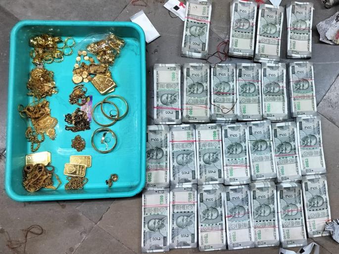 In Beed, now crores of wealth found in the Executive Engineers locker ; Cash and gold of two crores recovered | बीडमध्ये आता कार्यकारी अभियंत्याकडेही सापडले घबाड; पावणे दोन कोटींचे सोने, रोकड जप्त In Beed, now crores of wealth found in the Executive Engineers locker ; Cash and gold of two crores recovered | बीडमध्ये आता कार्यकारी अभियंत्याकडेही सापडले घबाड; पावणे दोन कोटींचे सोने, रोकड जप्त