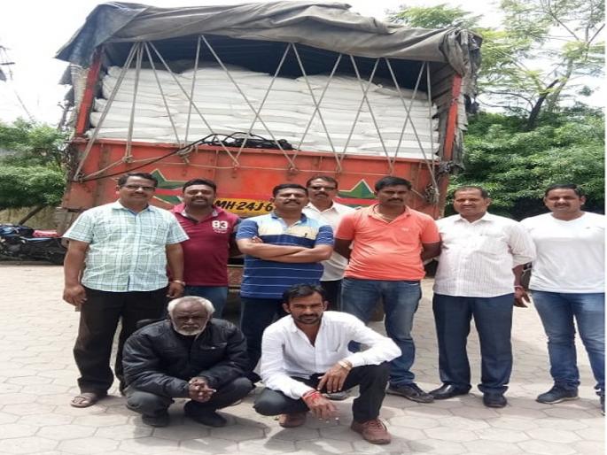 ADS caught a gutkha of Rs 45 lakh in Beed | बीडमध्ये एडीएसने ४५ लाखांचा गुटखा पकडला ADS caught a gutkha of Rs 45 lakh in Beed | बीडमध्ये एडीएसने ४५ लाखांचा गुटखा पकडला