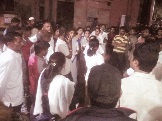 nurse in district hospital beaten by patients relative in beed | जिल्हा रुग्णालयात रुग्णाच्या नातेवाईकांची परिचारिकेला मारहाण