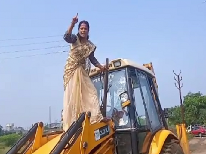 Anger over waste; In Beed, a woman blew up municipal carts and JCB | कचऱ्यावरून संताप; बीडमध्ये महिलेने फोडल्या पालिकेच्या घंटागाड्या अन् जेसीबी Anger over waste; In Beed, a woman blew up municipal carts and JCB | कचऱ्यावरून संताप; बीडमध्ये महिलेने फोडल्या पालिकेच्या घंटागाड्या अन् जेसीबी