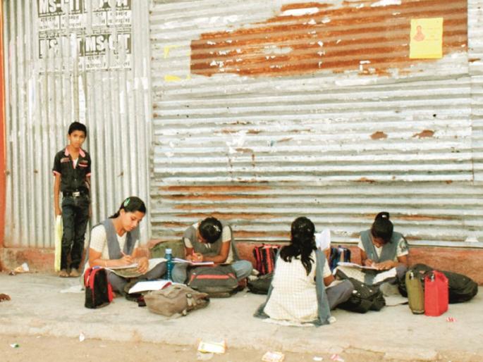 Students waiting for the bus at Kada are required to study in bus station | बस वेळेवर सुटत नसल्याने कडा येथे विद्यार्थींनीना स्थानकातच करावा लागतो अभ्यास Students waiting for the bus at Kada are required to study in bus station | बस वेळेवर सुटत नसल्याने कडा येथे विद्यार्थींनीना स्थानकातच करावा लागतो अभ्यास