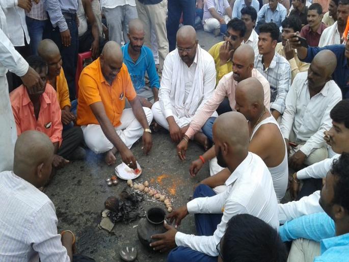 For the Maratha reservation, the agitation for the 13th day in Beed district has been started | मराठा आरक्षणासाठी बीड जिल्ह्यात तेराव्या दिवशीही आंदोलन सुरूच For the Maratha reservation, the agitation for the 13th day in Beed district has been started | मराठा आरक्षणासाठी बीड जिल्ह्यात तेराव्या दिवशीही आंदोलन सुरूच