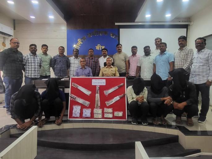Koyta gang busted in Beed; Two two-wheelers, three lakh rupees cash seized; Five people in chains | कोयता गँगचा पर्दाफाश; दोन दुचाकी, तीन लाख रूपयांची रोकड जप्त; पाच जणांना बेड्या Koyta gang busted in Beed; Two two-wheelers, three lakh rupees cash seized; Five people in chains | कोयता गँगचा पर्दाफाश; दोन दुचाकी, तीन लाख रूपयांची रोकड जप्त; पाच जणांना बेड्या
