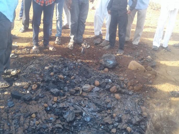 Video: The smoke and leavly boiling rocks from the soil, excitement in Beed district | Video: जमिनीतून निघाला धूर आणि लाव्हासदृश उकळता खडक, बीडमध्ये खळबळ