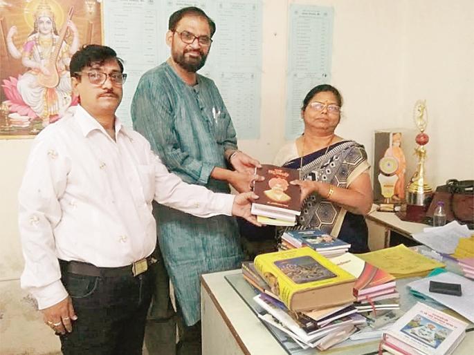 Beed's Literature has given the award to the libraries | बीडच्या साहित्यिकाने दिली पुरस्काराची रक्कम ग्रंथालयांसाठी Beed's Literature has given the award to the libraries | बीडच्या साहित्यिकाने दिली पुरस्काराची रक्कम ग्रंथालयांसाठी
