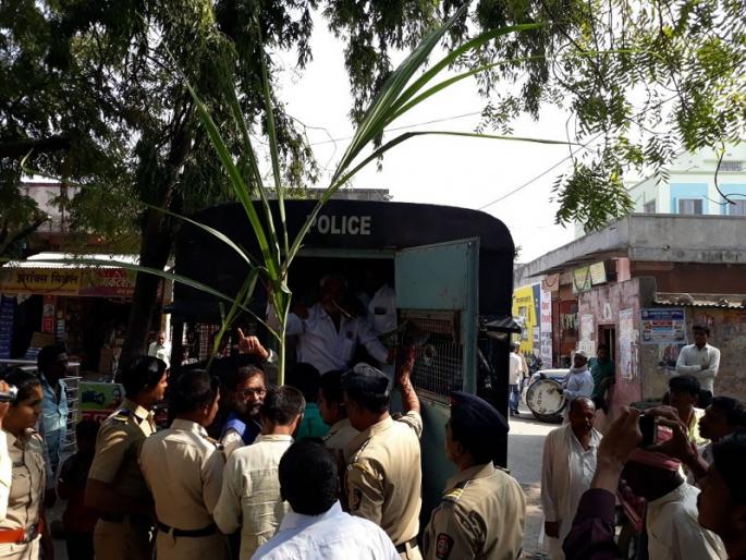 The police blocked the farmers' margin on the margin of Majlgaon MLA's house | उस दराबाबत माजलगावच्या आमदारांच्या घरावर निघालेला शेतक-यांचा मोर्चा पोलीसांनी अडवला The police blocked the farmers' margin on the margin of Majlgaon MLA's house | उस दराबाबत माजलगावच्या आमदारांच्या घरावर निघालेला शेतक-यांचा मोर्चा पोलीसांनी अडवला