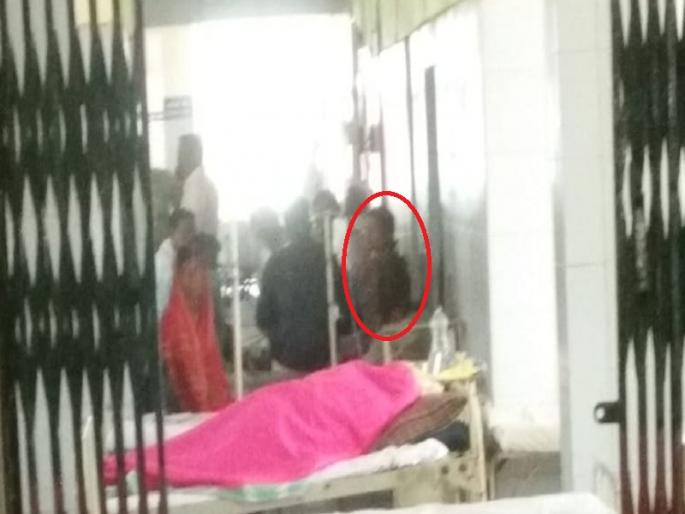 The police in the bribe case treatment outside the prison by Beed Police | बीड पोलिसांचा दुजाभाव; लाच प्रकरणातील पोलिसाला दिले कोठडीबाहेर उपचार The police in the bribe case treatment outside the prison by Beed Police | बीड पोलिसांचा दुजाभाव; लाच प्रकरणातील पोलिसाला दिले कोठडीबाहेर उपचार