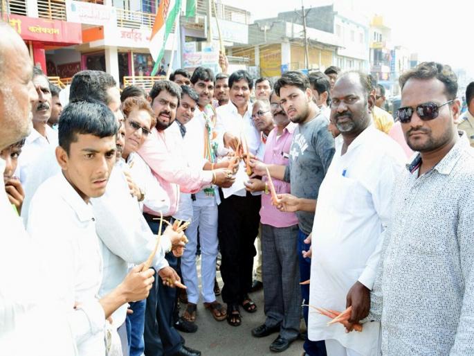 Congress carrot allocation movement in Majalgaon | माजलगावात कॉंग्रेसचे गाजर वाटप आंदोलन; सरकारच्या ३ वर्षातील निर्णयाचा केला निषेध Congress carrot allocation movement in Majalgaon | माजलगावात कॉंग्रेसचे गाजर वाटप आंदोलन; सरकारच्या ३ वर्षातील निर्णयाचा केला निषेध