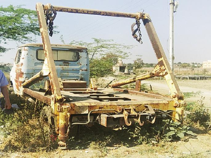 Garbage falls on the street, but millions of bills come in the name of garbage dump; Types of Majalgaon Municipal Corporation | कचरा पडतो रस्त्यावर मात्र कचरागाडीच्या नावावर निघतात लाखोची बिले; माजलगाव पालिकेतील प्रकार  Garbage falls on the street, but millions of bills come in the name of garbage dump; Types of Majalgaon Municipal Corporation | कचरा पडतो रस्त्यावर मात्र कचरागाडीच्या नावावर निघतात लाखोची बिले; माजलगाव पालिकेतील प्रकार