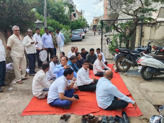 Bank team rang at the door of BJP leaders, Zilla Bank owed 29 crores to factories and industries | भाजपा नेत्यांच्या दारात बँकेच्या पथकाने वाजविले डफडे, कारखाना, उद्योगांकडे जिल्हा बँकेचे २९ कोटी थकले Bank team rang at the door of BJP leaders, Zilla Bank owed 29 crores to factories and industries | भाजपा नेत्यांच्या दारात बँकेच्या पथकाने वाजविले डफडे, कारखाना, उद्योगांकडे जिल्हा बँकेचे २९ कोटी थकले