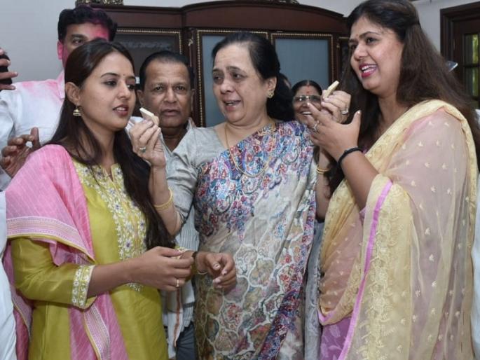 Beed Lok Sabha Election 2019 live result & winner: Pritam Munde celebrates massive victory | बीड लोकसभा निवडणूक निकाल 2019 : बीडमध्ये मुंडे भगिनींची सरशी; भाजपच्या प्रीतम मुंडेंचा दणदणीत विजय Beed Lok Sabha Election 2019 live result & winner: Pritam Munde celebrates massive victory | बीड लोकसभा निवडणूक निकाल 2019 : बीडमध्ये मुंडे भगिनींची सरशी; भाजपच्या प्रीतम मुंडेंचा दणदणीत विजय