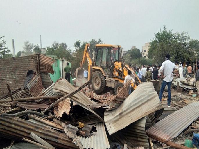 Municipal Corporation has demolute 187 encroachments since 25 years in Parli | परळीतील २५ वर्षापासूनची 187 अतिक्रमणे नगर पालिकेने केली जमिनोध्वस्त Municipal Corporation has demolute 187 encroachments since 25 years in Parli | परळीतील २५ वर्षापासूनची 187 अतिक्रमणे नगर पालिकेने केली जमिनोध्वस्त