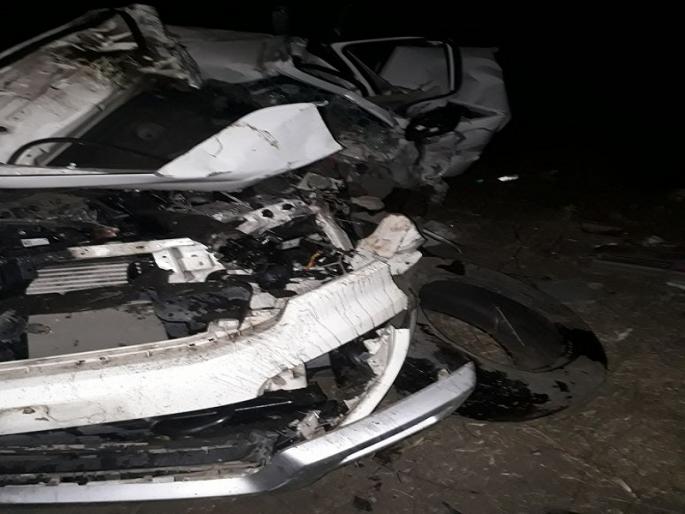 Minor killed in car accident near Ambazogai, three injured | अंबाजोगाईजवळ कार अपघातात युवक ठार, तीन जखमी  Minor killed in car accident near Ambazogai, three injured | अंबाजोगाईजवळ कार अपघातात युवक ठार, तीन जखमी