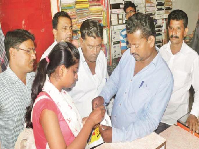 In Beed, a complaint was lodged against the merchants carrying carbags, some dealers stopped the shop. | बीडमध्ये कॅरीबॅगची साठवणूक करणा-या व्यापा-यावर गुन्हा दाखल, काही व्यापा-यांनी दुकान बंद करून काढला पळ In Beed, a complaint was lodged against the merchants carrying carbags, some dealers stopped the shop. | बीडमध्ये कॅरीबॅगची साठवणूक करणा-या व्यापा-यावर गुन्हा दाखल, काही व्यापा-यांनी दुकान बंद करून काढला पळ