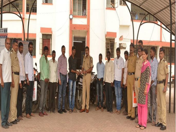 Return stolen bikes, jewellry in honors to the original owners; Beed police activities | चोरीतील दुचाकी, किंमती ऐवज मूळ मालकांना सन्मानपूर्वक परत; बीड पोलिसांचा उपक्रम Return stolen bikes, jewellry in honors to the original owners; Beed police activities | चोरीतील दुचाकी, किंमती ऐवज मूळ मालकांना सन्मानपूर्वक परत; बीड पोलिसांचा उपक्रम