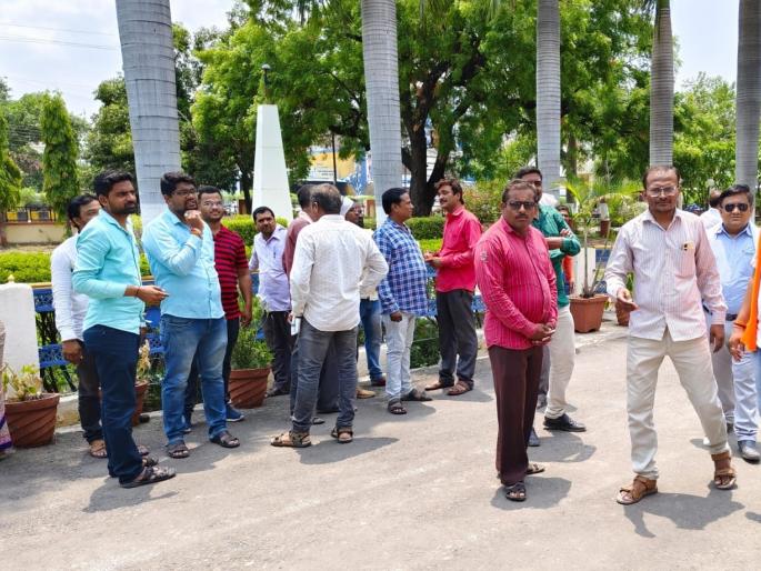 Transfer investigation of Jnanradha from Beeds DySP to IPS officers Depositor Aggressive | 'ज्ञानराधा'चा तपास बीडच्या DYSPकडून काढत आयपीएस अधिकाऱ्यांकडे द्या; ठेवीदार आक्रमक Transfer investigation of Jnanradha from Beeds DySP to IPS officers Depositor Aggressive | 'ज्ञानराधा'चा तपास बीडच्या DYSPकडून काढत आयपीएस अधिकाऱ्यांकडे द्या; ठेवीदार आक्रमक