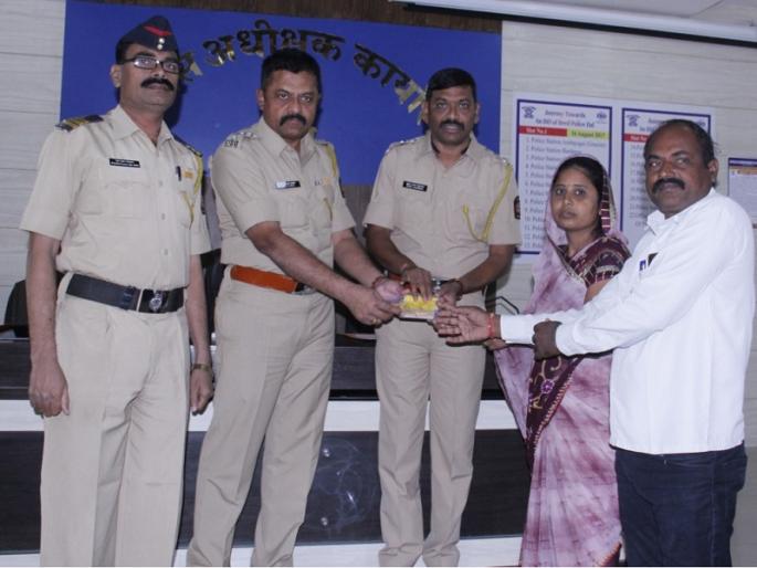 Beed police returns issue of 11 lakhs honorably | बीड पोलिसांकडून ११ लाखांचा मुद्देमाल फिर्यादींना सन्मानपूर्वक परत Beed police returns issue of 11 lakhs honorably | बीड पोलिसांकडून ११ लाखांचा मुद्देमाल फिर्यादींना सन्मानपूर्वक परत